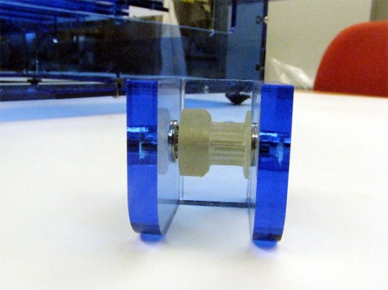 A pulley printed on the model 2, cleaned and used in the assembly.