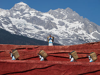 Lijiang Yunnan China-Naxi-people-carrying-baskets-01.jpg