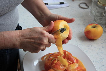 Apple peeling 4468.JPG