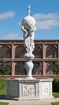 Kenilworth Castle Elizabethan Garden fountain south side.jpg