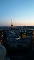 Edificios iluminados en París.jpg