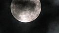 File:Luna llena entre las nubes.webm