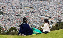 Indígenas contemplando Quito desde El Panecillo, Ecuador, 2015-07-22, DD 44.JPG