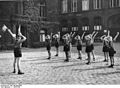 Bundesarchiv Bild 146-2004-0028, Hitler-Jugend, Übung mit Signalflaggen.jpg
